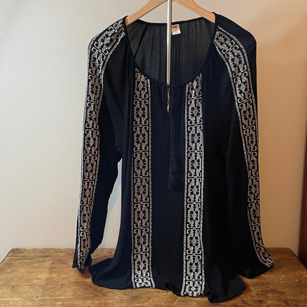 ❤️ XL top! Old Navy - Black Blouse with White Accents - XL blouse - Picture 2 of 16